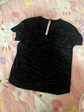 lululemon athletica Black & Charcoal Camo Short Sleeve Top